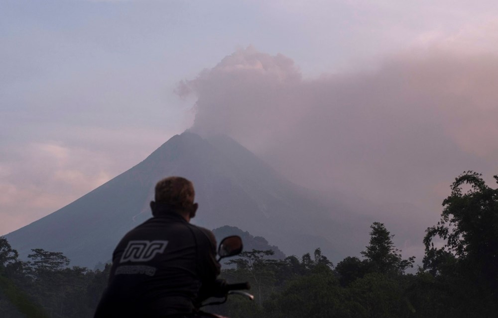 Endonezya'da Merapi Yanardağı'nda patlama 1