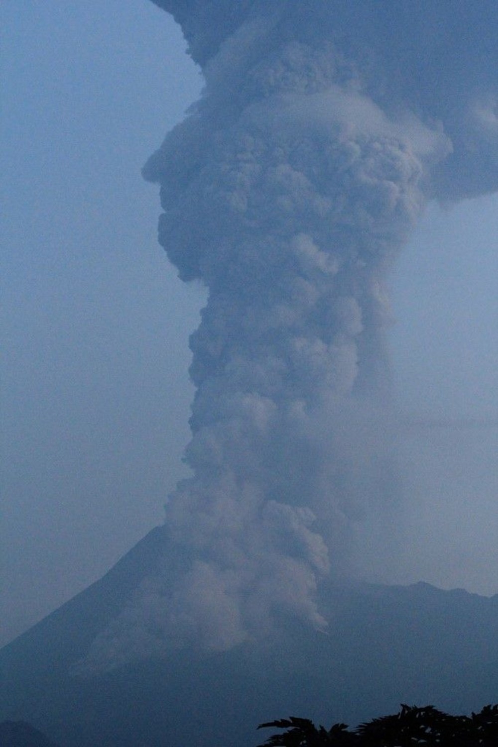 Endonezya'da Merapi Yanardağı'nda patlama 6