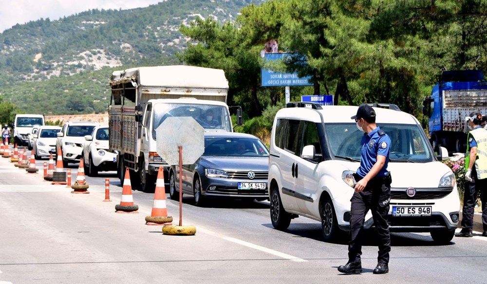 Bodrum'a yazlıkçı akını: Son 24 saatte 10 bin araç 4