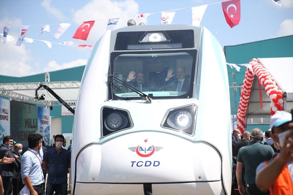 Türkiye'nin ilk yerli elektrikli treni raylarda 8