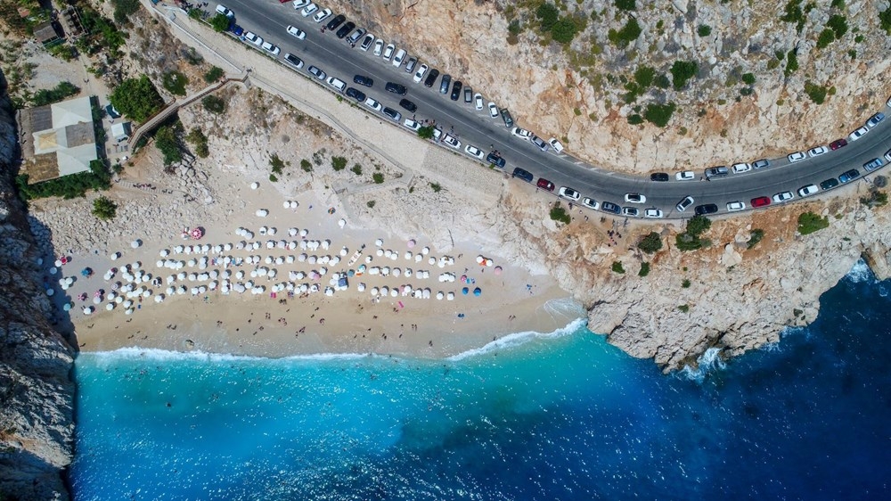 Kaputaş Plajı eski günlerine döndü: Kilometrelerce araç kuyruğu oluştu 1