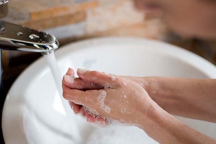 Elleri çamaşır suyu ve dezenfektanla yıkamayın! 4
