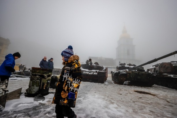 Ele geçirilen Rus tankları Kiev'de sergileniyor 1