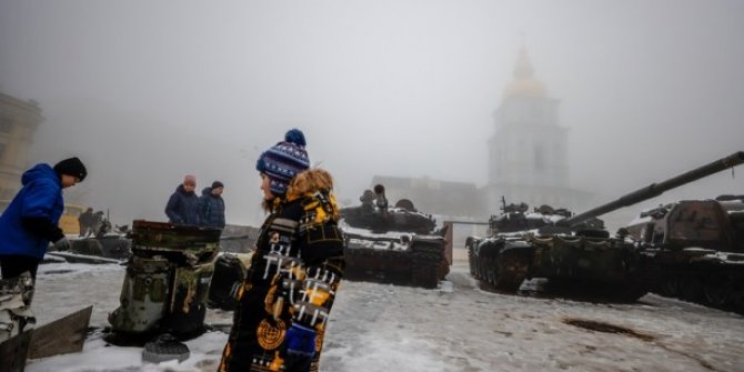 Ele geçirilen Rus tankları Kiev'de sergileniyor