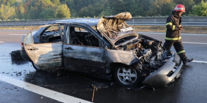 Anadolu Otoyolu'nda tıra çarpan otomobil tamamen yandı