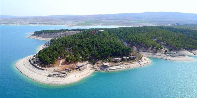 Atatürk Baraj Gölü, Salda'yı andıran kıyısıyla ziyaretçi bekliyor
