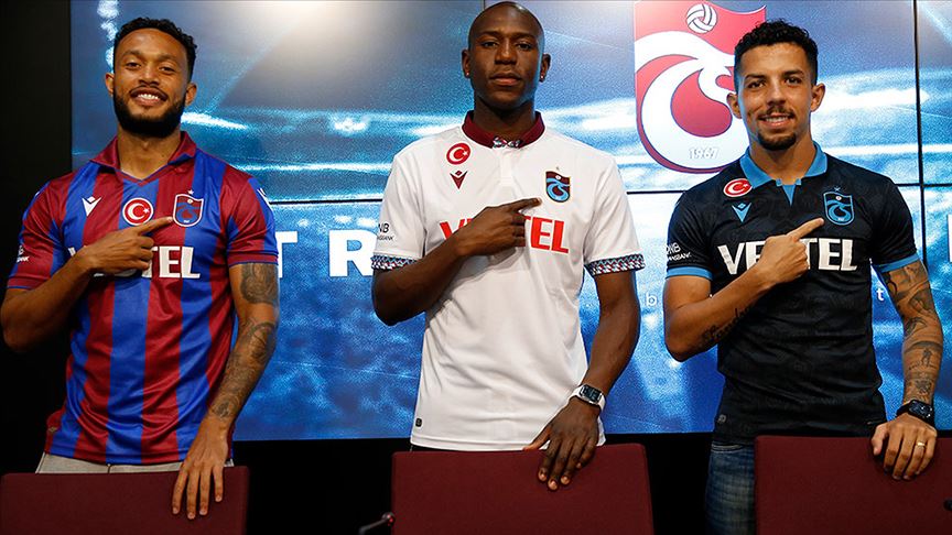 Trabzonspor'da yeni transferler için imza töreni
