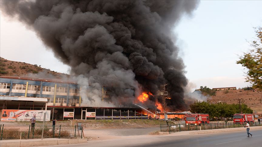 Tokat'ta bir AVM'de çıkan yangın söndürülmeye çalışılıyor