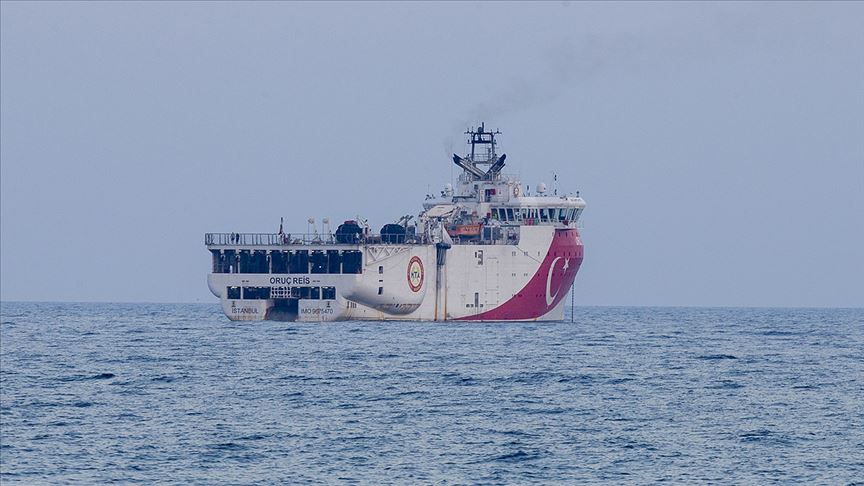Oruç Reis gemisi Antalya Limanı'ndan ayrılarak açığa demirledi