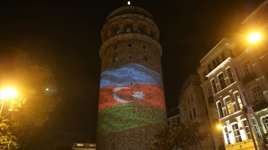 Galata Kulesi'ne Azerbaycan bayrağı yansıtıldı