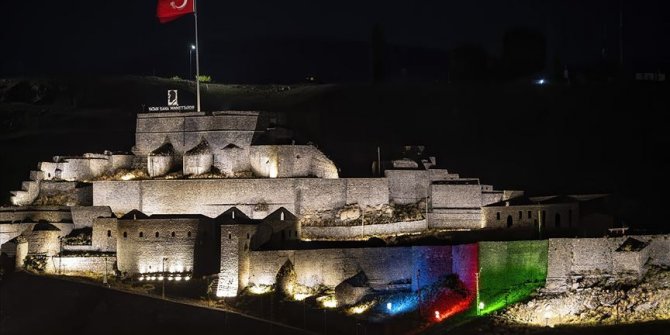 Azerbaycan bayrağı renkleri Kars Kalesi'ne ışıkla yansıtıldı