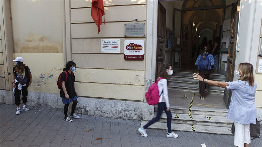 İtalya'da Kovid-19 vakaları artmaya devam ediyor