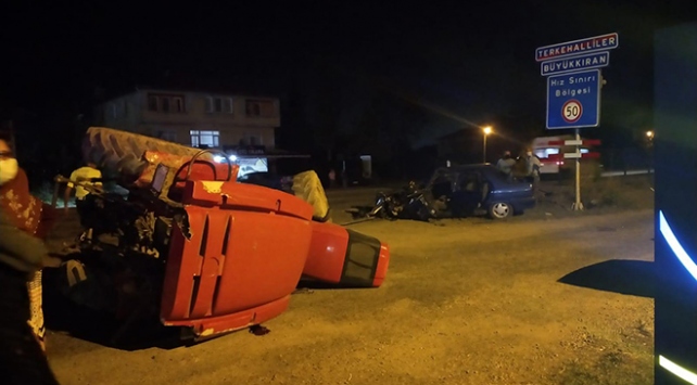 Bartın'da otomobille traktör çarpıştı: 3 yaralı