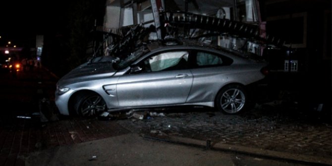 Bursa'da otomobil güvenlik kulübesine çarptı
