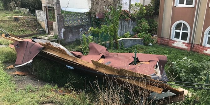 Düzce'de çıkan hortum evlerin çatılarını uçurdu