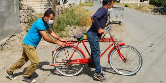 Birbirlerine ayak ve göz olan iki arkadaşa tandem bisiklet hediye edildi