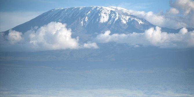 Tanzanya'nın simgesi Kilimanjaro Dağı'ndaki yangın 3 gündür devam ediyor