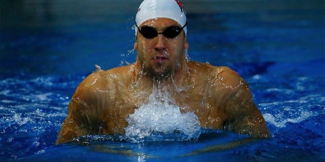 Milli yüzücü Emre Sakçı Budapeşte'de birinci oldu