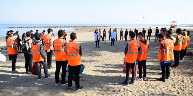 Kumsalda ders gören öğrenciler teneffüste çöp topladı