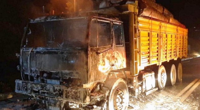 Sakarya'da seyir halindeki kamyon yandı