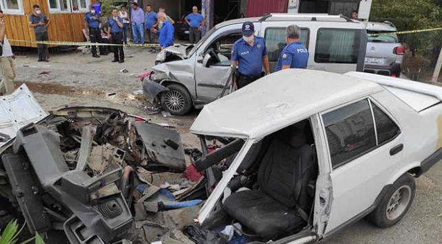 Hatay'da hafif ticari araç ile otomobil çarpıştı: 8 yaralı