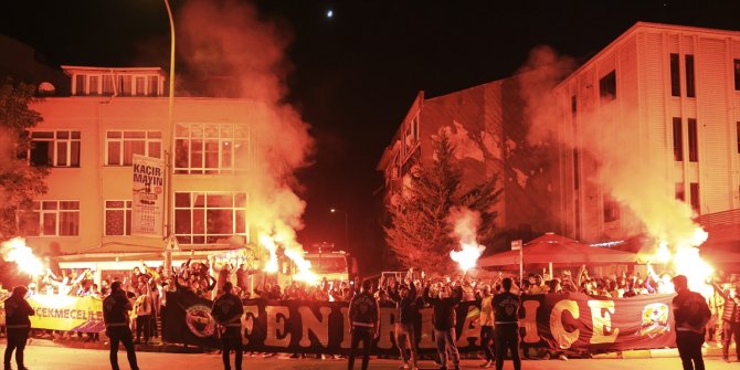 Fenerli futbolcular, Trabzon galibiyetini taraftarıyla kutladı
