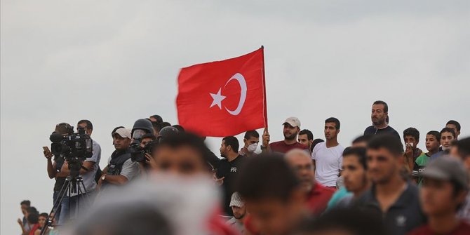 Filistinliler Fransa'ya tepki olarak Türk bayrağı taşıdı