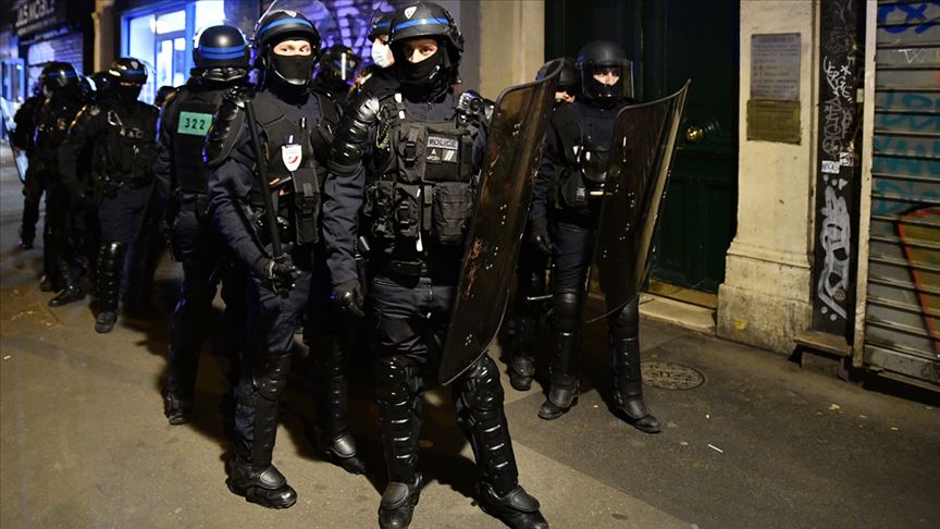 Paris'te bir noktada sahte bomba alarmı diğerinde mühimmat dolu çanta