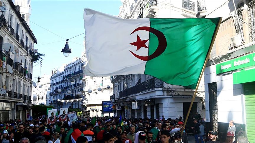 Cezayir'den Fransa'ya İslam'a hakaret sebebiyle dava açılması çağrısı