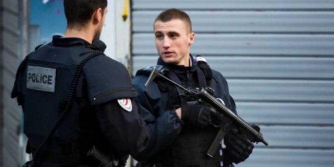 Fransa'da bir kilise yakınında bıçaklı saldırı: 2 ölü
