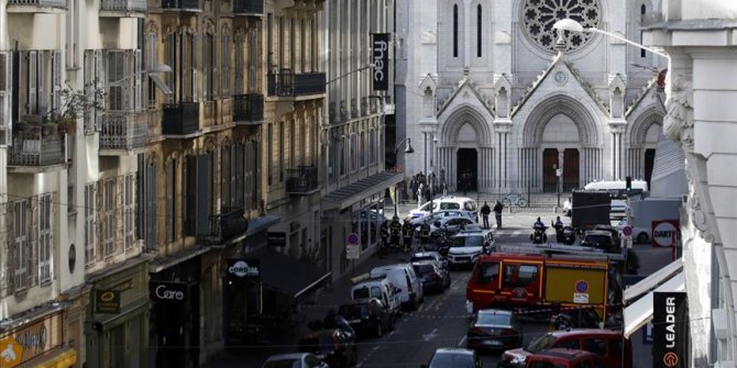 Fransa Nice'deki saldırı sonrası güvenlik önlemlerini artırıyor