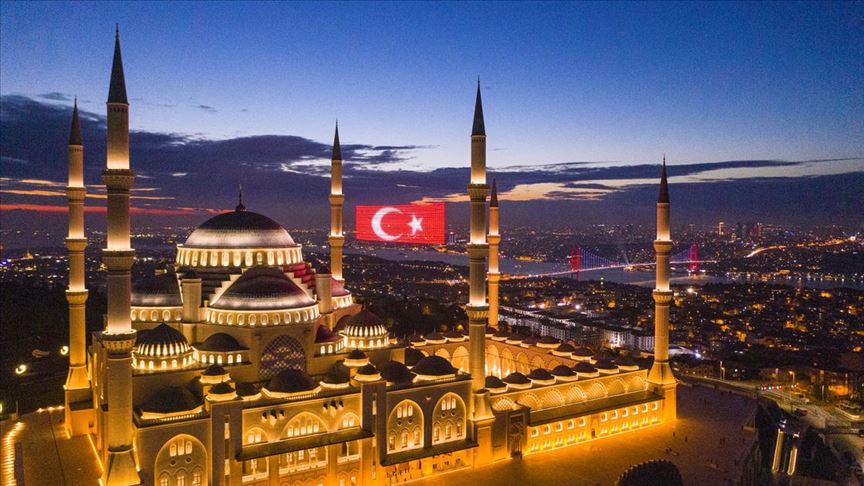Büyük Çamlıca Camisi, 29 Ekim Cumhuriyet Bayramı temalı mahyalarla aydınlatıldı