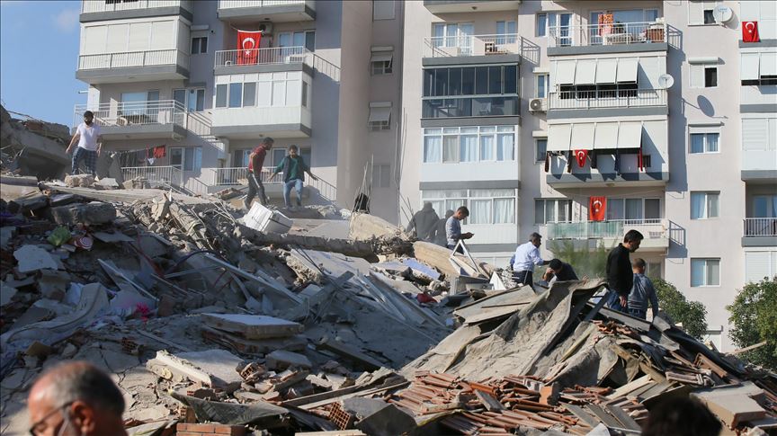 AFAD'dan İzmir'deki deprem sonrası "hasarlı yapılara girmeyin" uyarısı