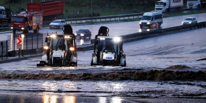 Kocaeli'de sağanak D-100 kara yolu İstanbul istikametinde ulaşımı aksattı