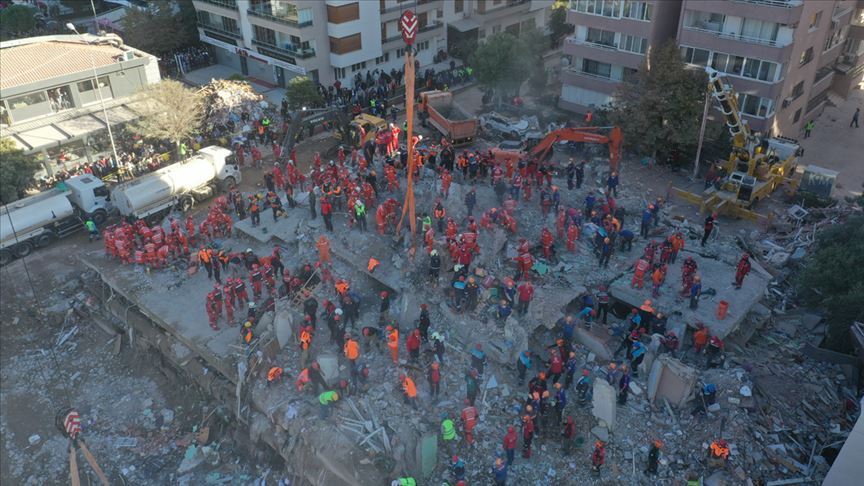 İzmir'deki depremde hayatını kaybedenlerin sayısı 62'ye yükseldi
