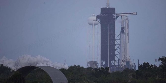 NASA 4 astronotu taşıyan SpaceX'e ait uzay aracını fırlattı