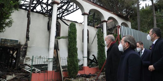 Erdoğan yangında hasar gören tarihi Vaniköy Camisi'nde incelemede bulundu