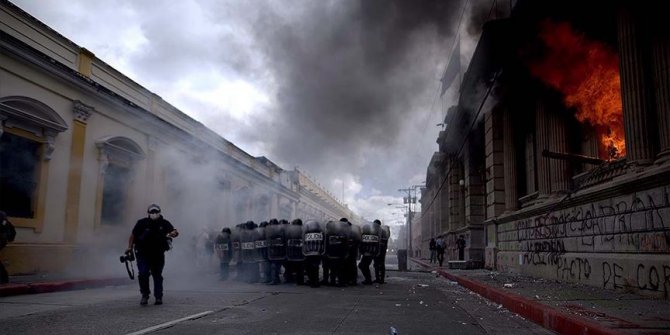 Guatemala'da bütçeyi protesto eden göstericiler Kongre'de yangın çıkardı