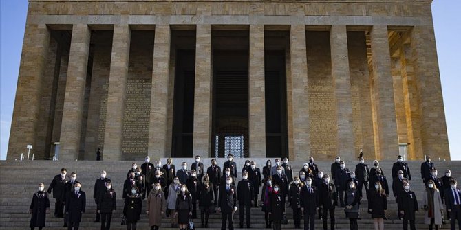 Milli Eğitim Bakanı Selçuk, 81 ilden gelen öğretmenlerle Anıtkabir'i ziyaret etti