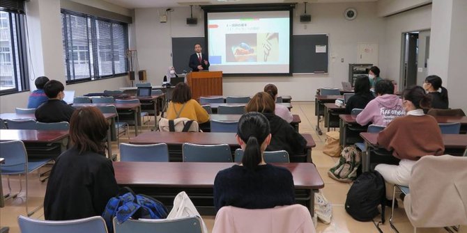 Japonya'da üniversite öğrencilerine ezan semineri