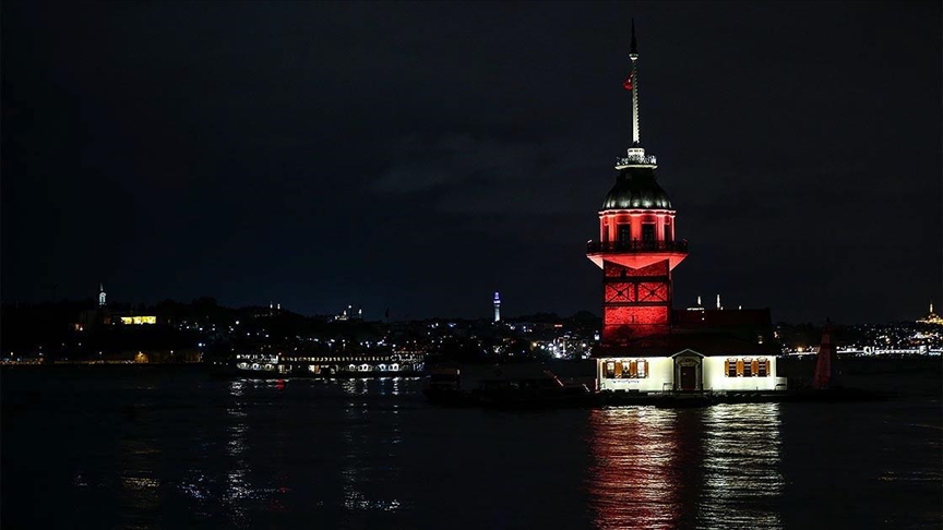 İstanbul'un kuleleri ve köprüleri turuncuya büründü