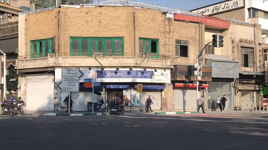 İran'da Kovid-19 kısıtlamaları nedeniyle çarşı ve pazarlar kapalı