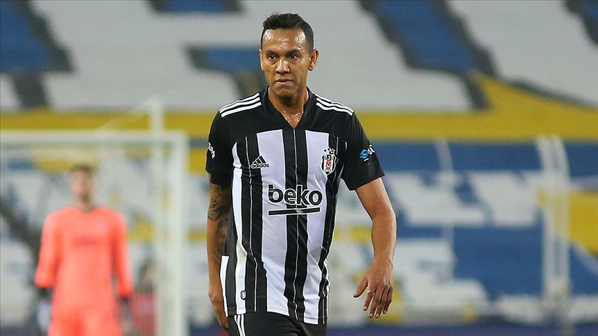 Beşiktaş'ta sakatlanan Souza kamp kadrosundan çıkarıldı