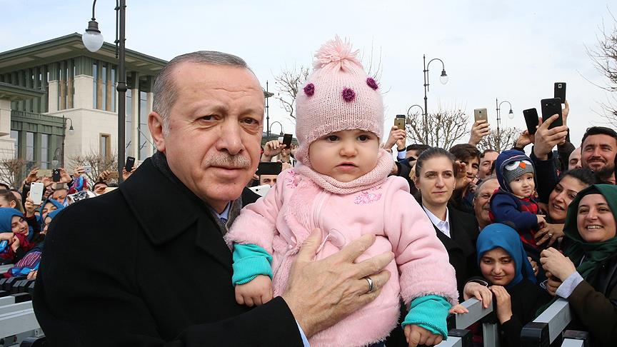 Erdoğan, cuma namazı sonrası vatandaşlarla sohbet etti