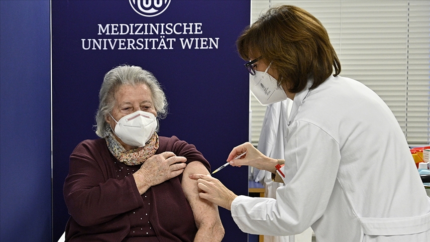 Avusturya ve İtalya'da ilk Kovid-19 aşıları yapıldı