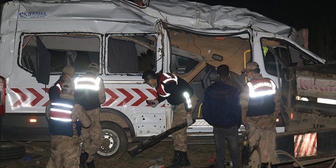 Hatay'da sağlık personelini taşıyan minibüs devrildi: 1 ölü, 7 yaralı