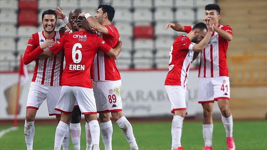 Antalyaspor sahasında Fatih Karagümrük'ü 3-1 yendi