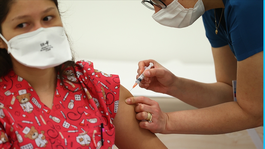 Koronavirüs aşısı sağlık çalışanlarına uygulanmaya başlandı