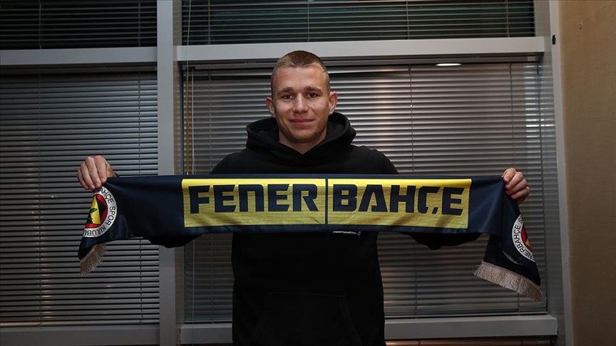 Fenerbahçe'nin yeni transferi Szalai, İstanbul'a geldi
