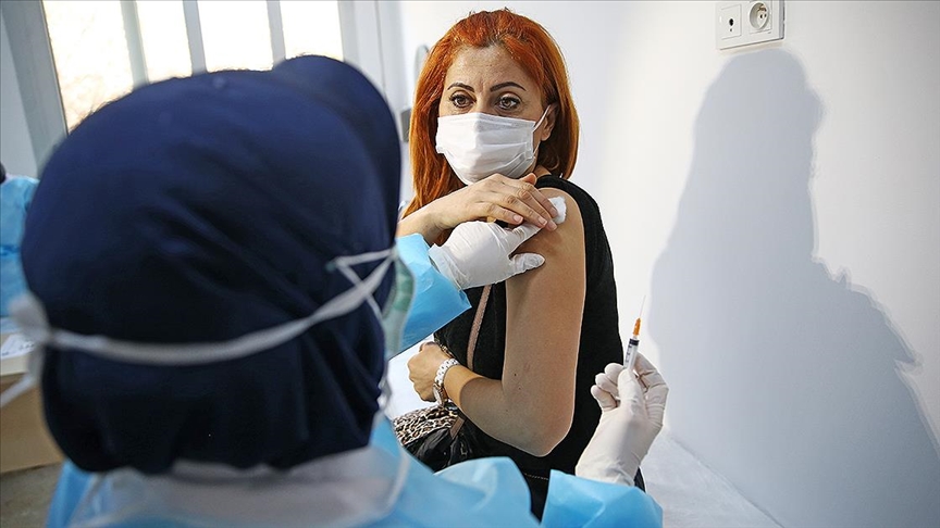 830 bin sağlık çalışanı Kovid-19 aşısının ilk dozunu oldu